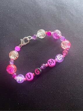 "HUG ME" Beaded Bracelet in Pink & Purple